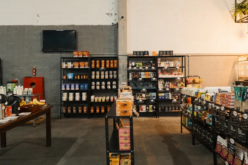 Prateleiras da loja de suplementação e nutrição esportiva do parque