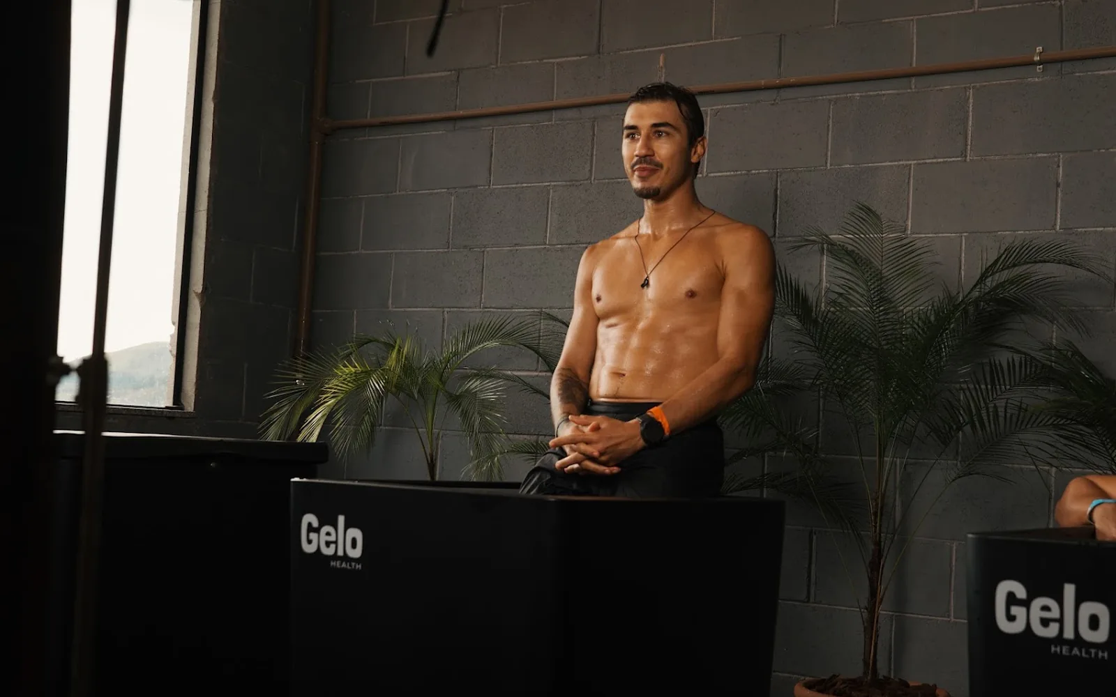 Atleta na banheira de gelo da Gelo Health