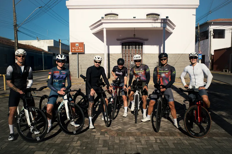 Grupo de ciclistas em frente à igreja de Pirapora do Bom Jesus